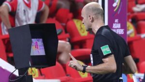 VAR là gì? Tìm hiểu công cụ hỗ trợ trọng tài bóng đá